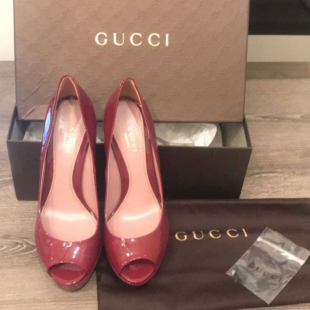 Gucci Tibet Vernice Crystal Pump 37.5 NIB